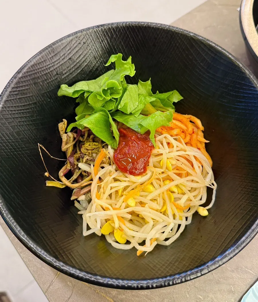 셀프바 재료로 만든 마무리 비빔밥