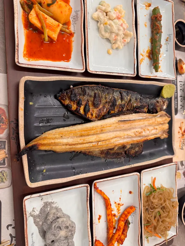 Oven-grilled mackerel, sea eel and fatty flounder fresh from the oven