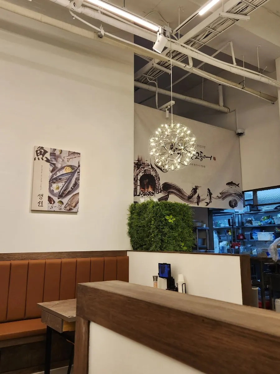団体席が備わった店内の全景
