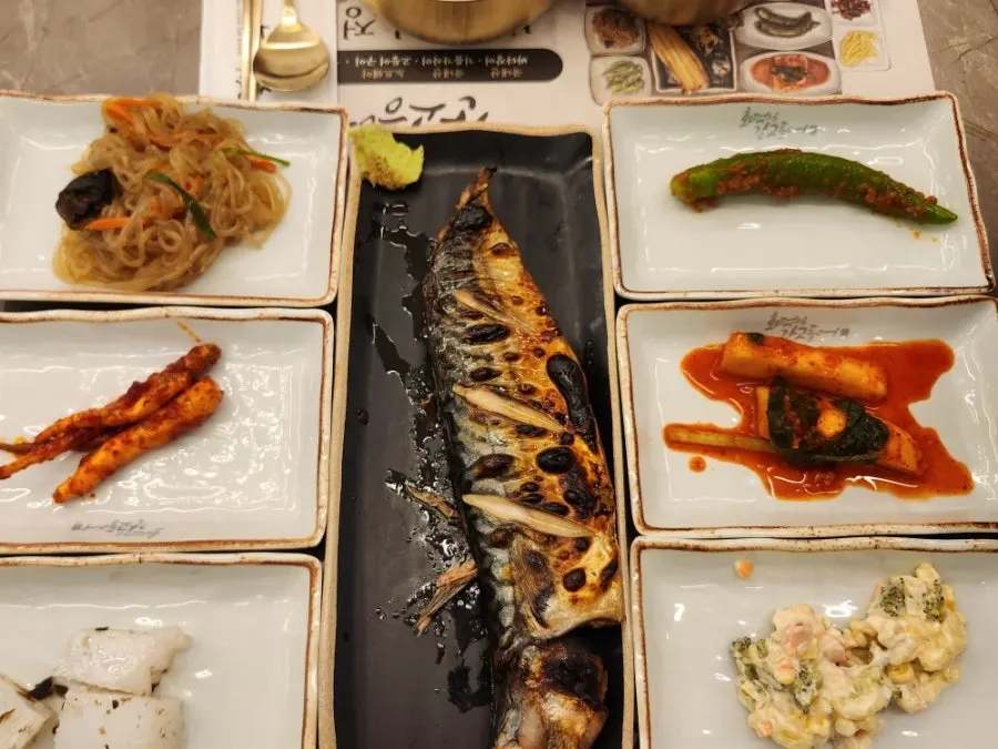 香ばしく焼き上がった窯焼きサバの皿
