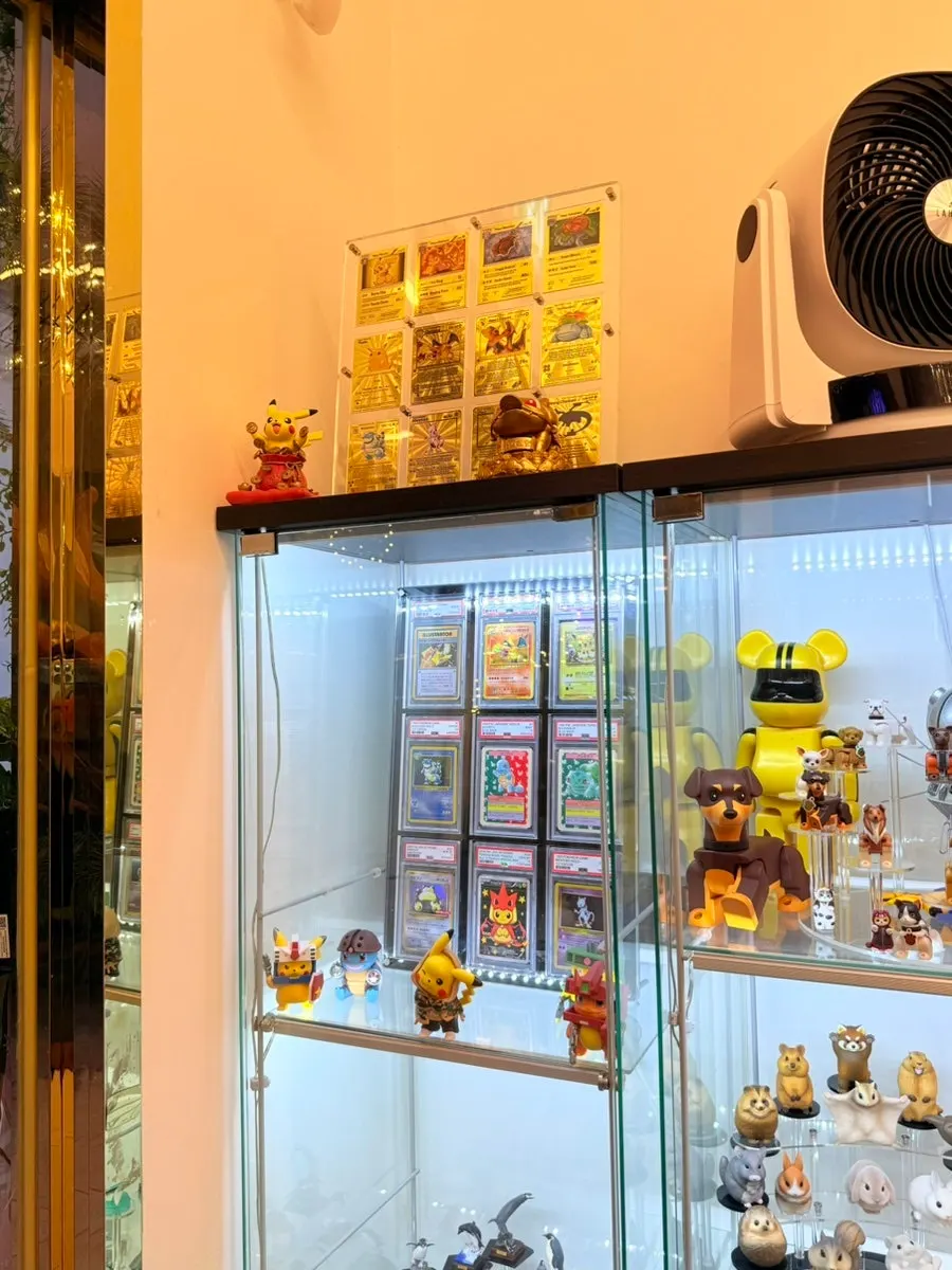 Interior decor figurines at Hwaddeugeuro Gan Godeungeo Bisan Branch