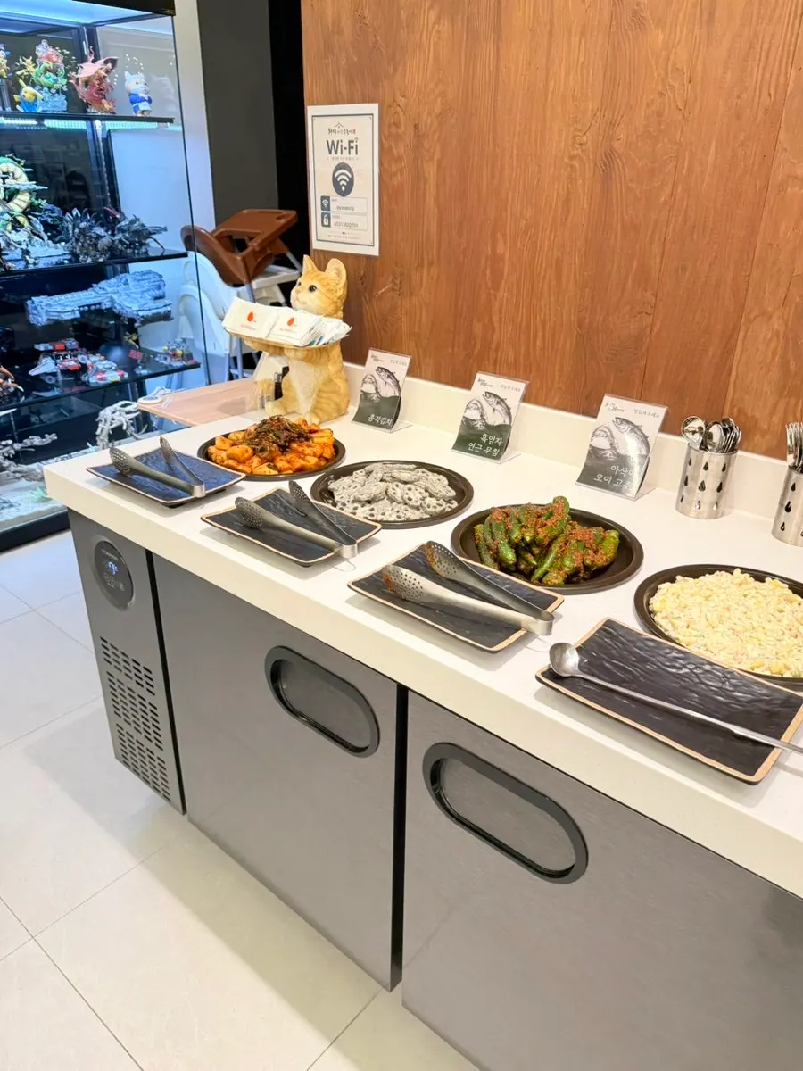 Tteokbokki and sungnyung ready at the self-bar