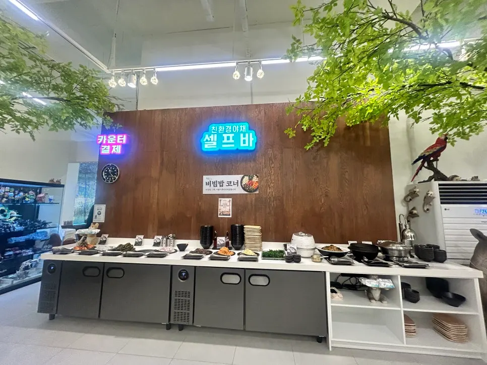 가족 외식하기 좋은 매장 좌석 모습
