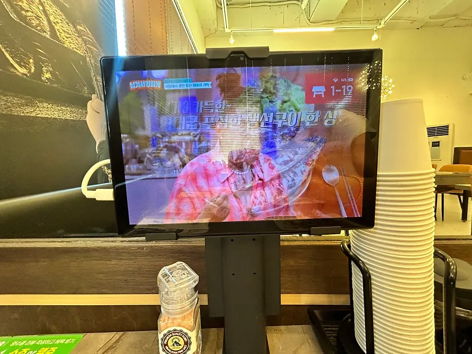 어린이 정식과 떡갈비가 포함된 메뉴판