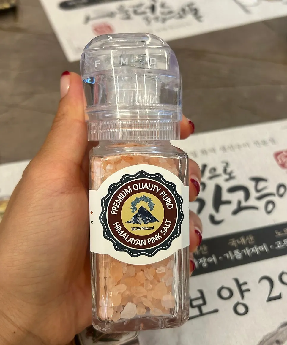 현미밥 위에 올린 고등어 살 한 점