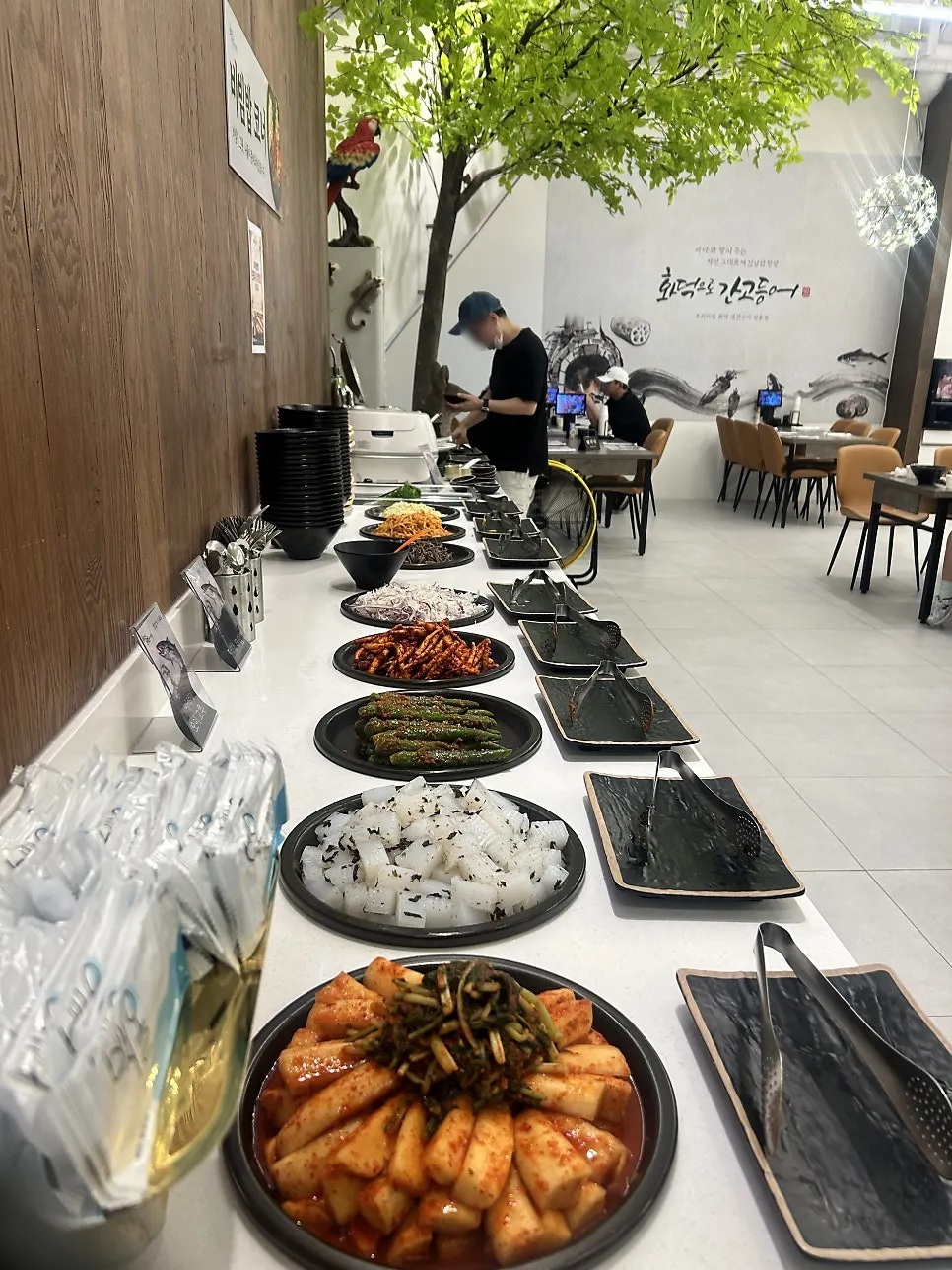 반찬이 준비된 셀프바 코너