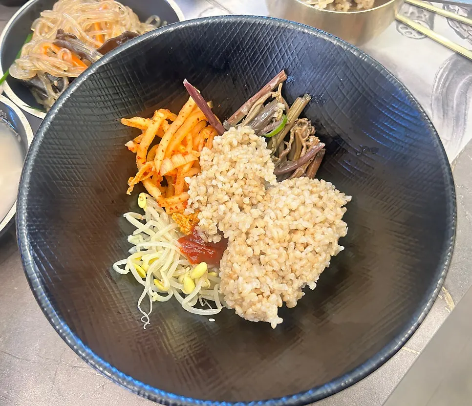 참기름 둘러 비벼 먹은 셀프바 비빔밥