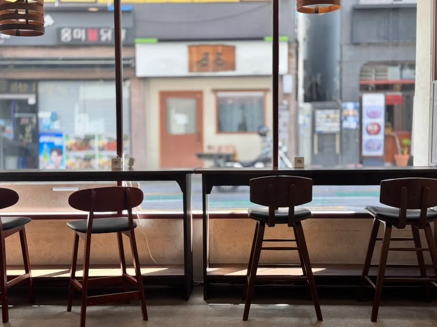 Interior seating and decor of Saechamcoffee
