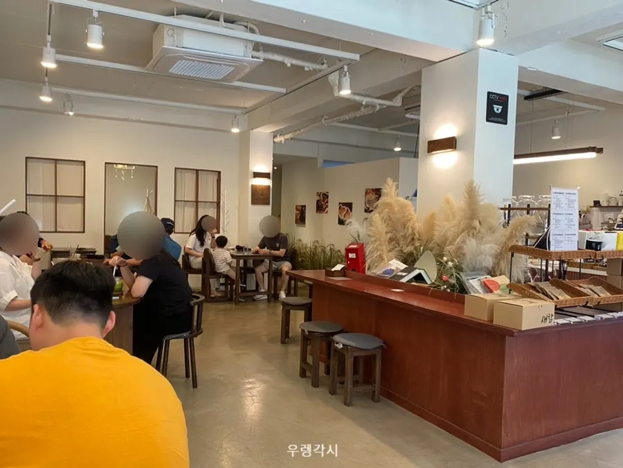 새참커피 통창 옆 나란히 앉는 좌석