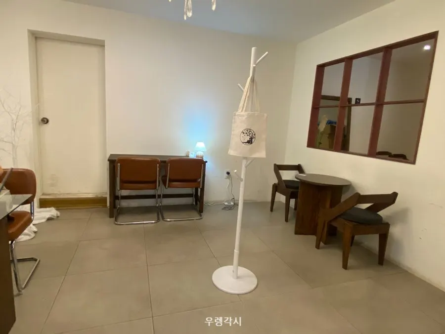 새참커피 안쪽 테이블 공간