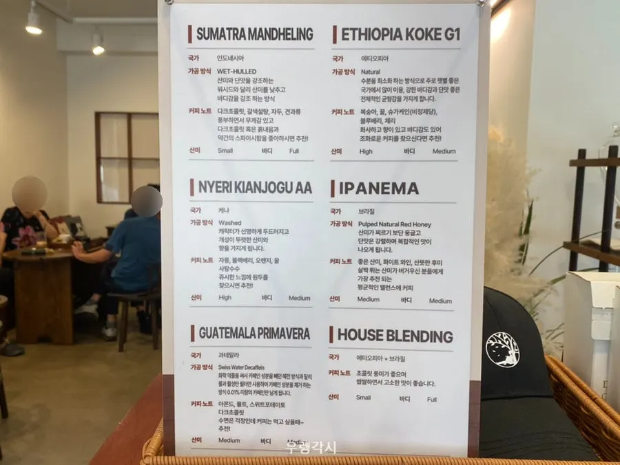 새참커피 쿠키와 스콘 디저트 진열대