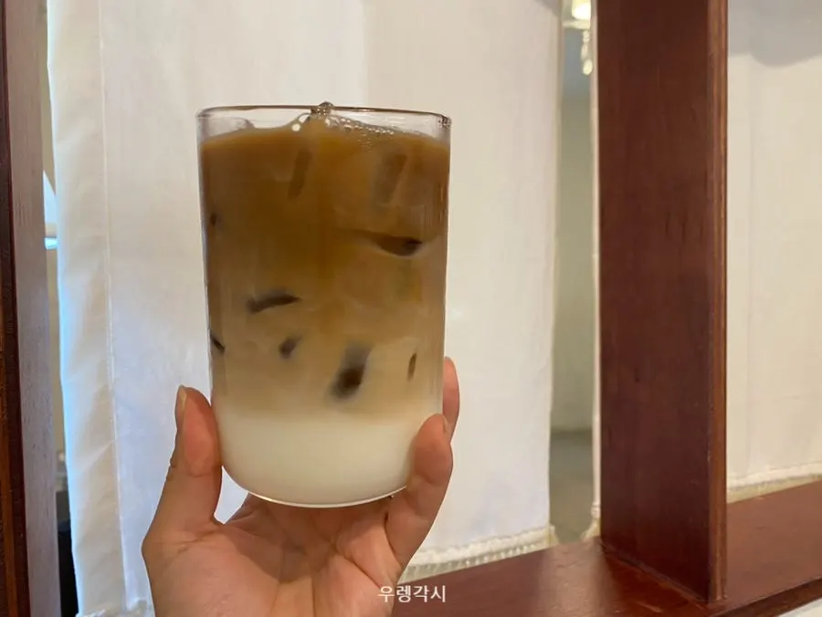 모짜렐라와 루꼴라, 토마토가 든 샌드위치 단면