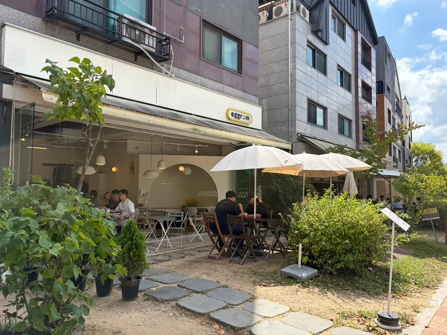 Exterior of Eggroom, a brunch café in Anyang's Dongpyeon-maeul