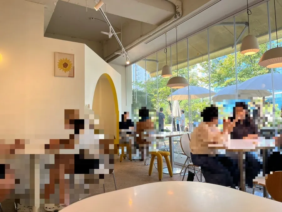 エッグルーム店前の屋外席