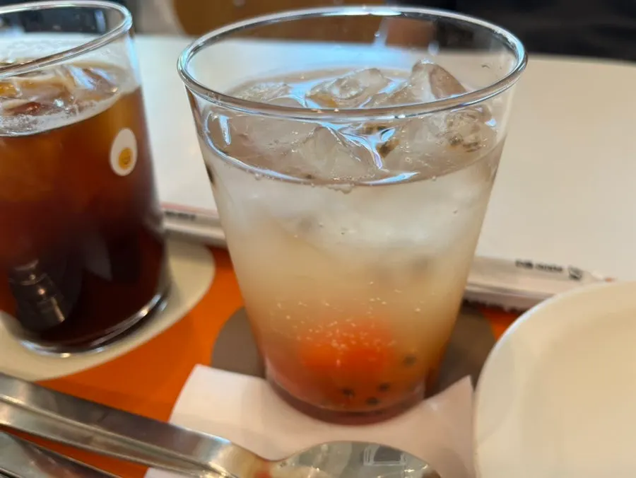 先に出てきたプルーティカルエイドとアイスアメリカーノ