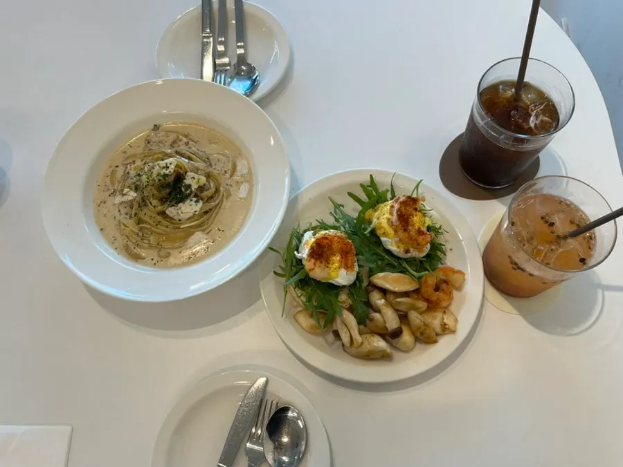エッグベネディクトとキノコクリームフェットチーネの盛り付け