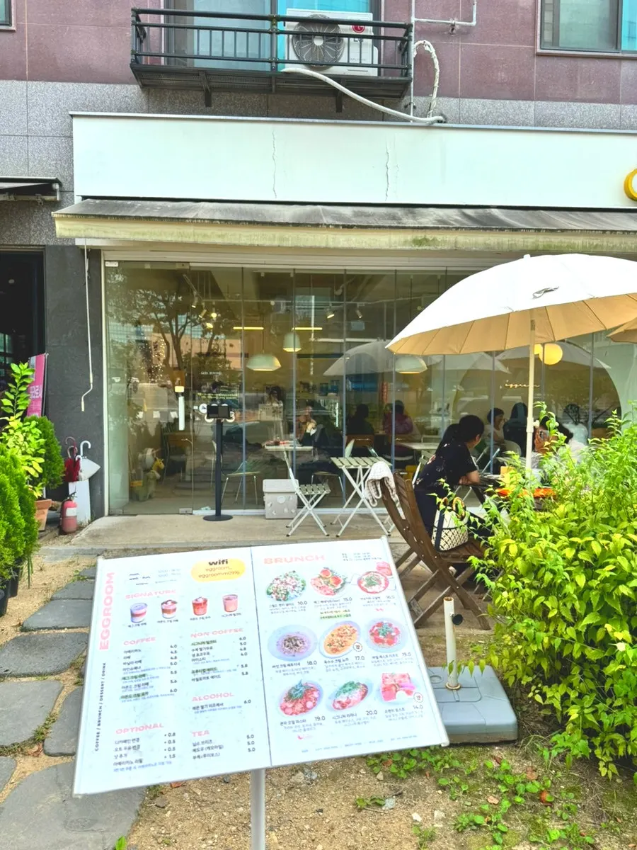 에그룸 입구 주변 골목 풍경