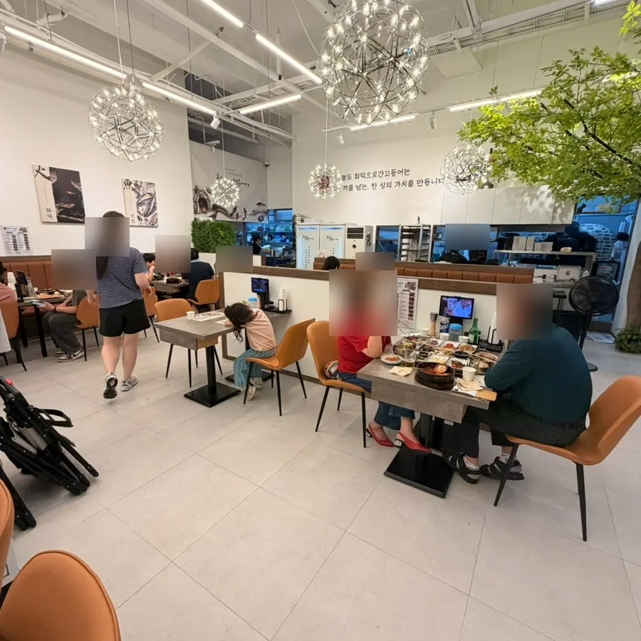 Spacious interior of Hwaddeugeuro Gan Godeungeo Bisan Branch