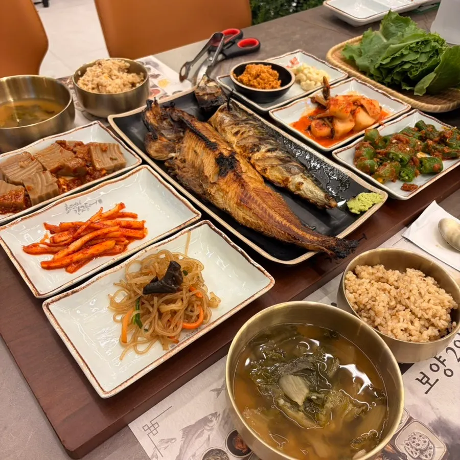 A full grilled fish meal spread