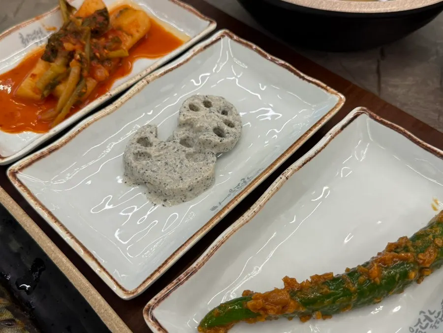 정갈한 기본 밑반찬 구성