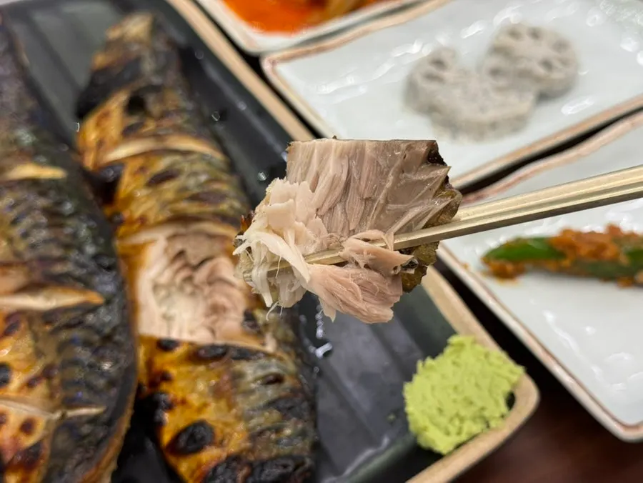 노릇하게 구워진 화덕고등어