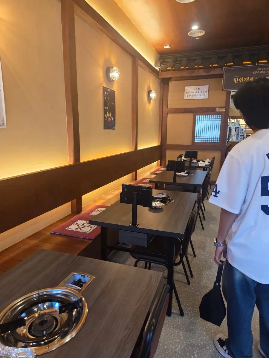 당일 손질 원칙을 알리는 매장 안내