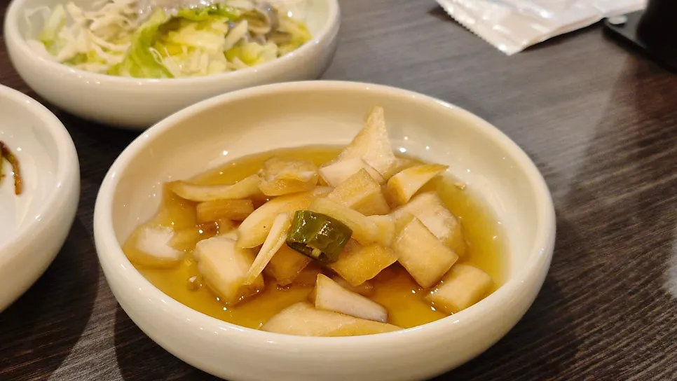 고소한 곱창을 즐기는 식사 장면