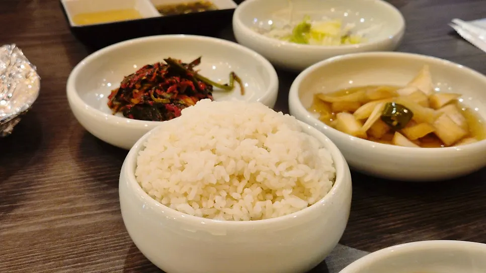 곱창과 여러 부위를 함께 먹는 모습
