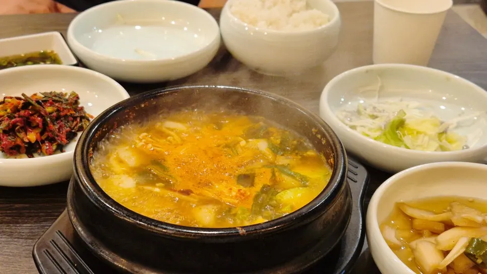 기본으로 나온 순두부찌개