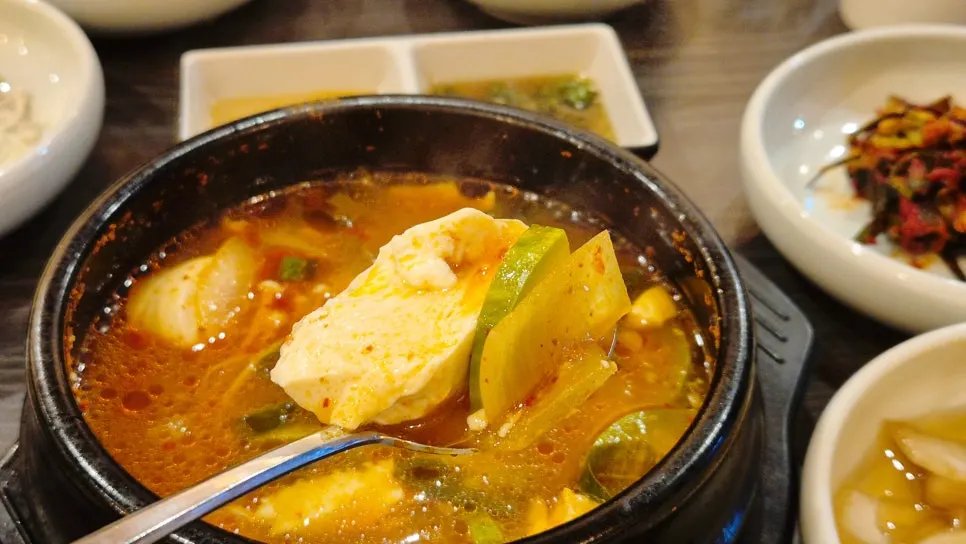 얼큰한 국물의 순두부찌개