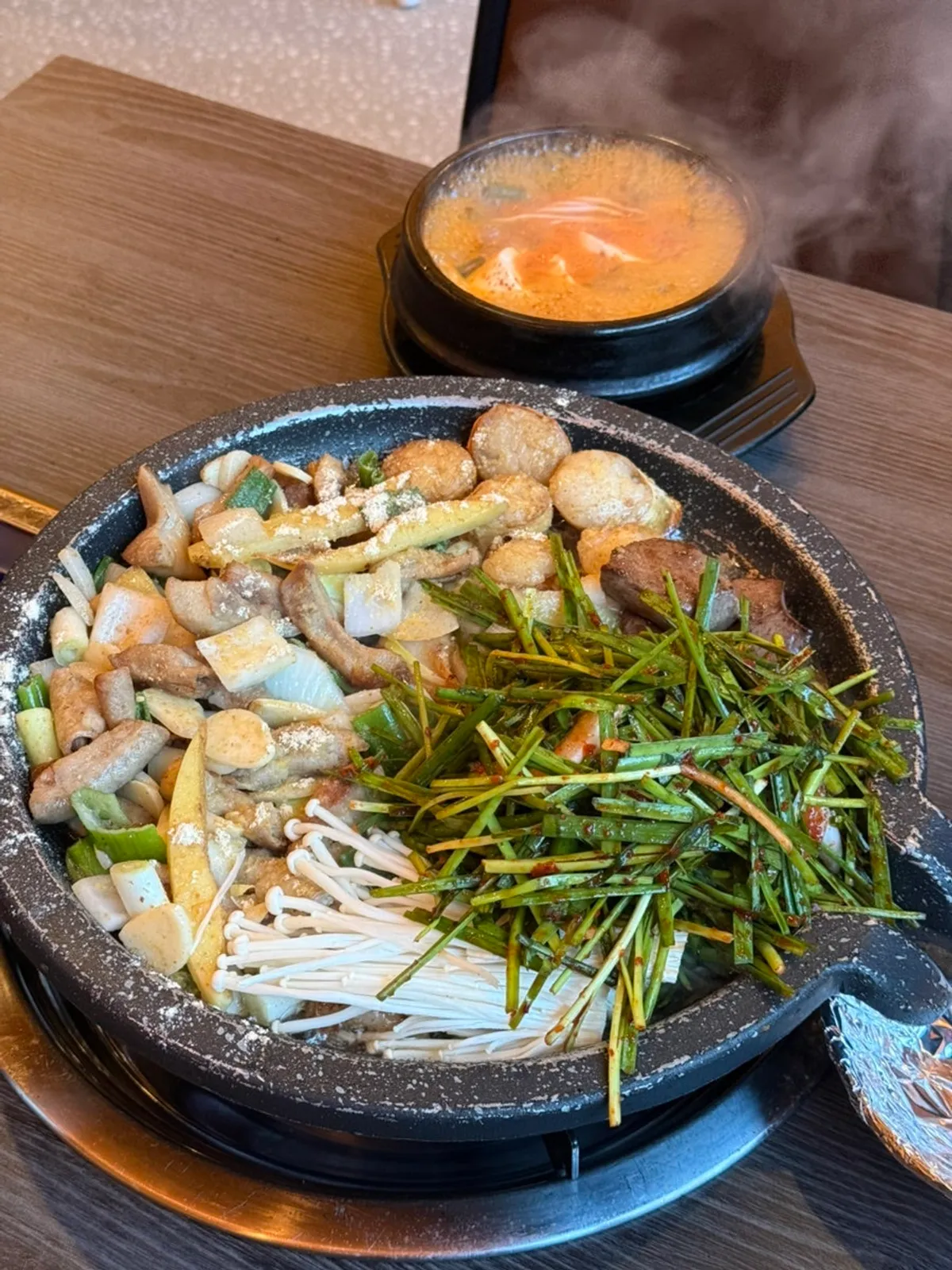 撒上芝士粉的初烤拼盘烤肉
