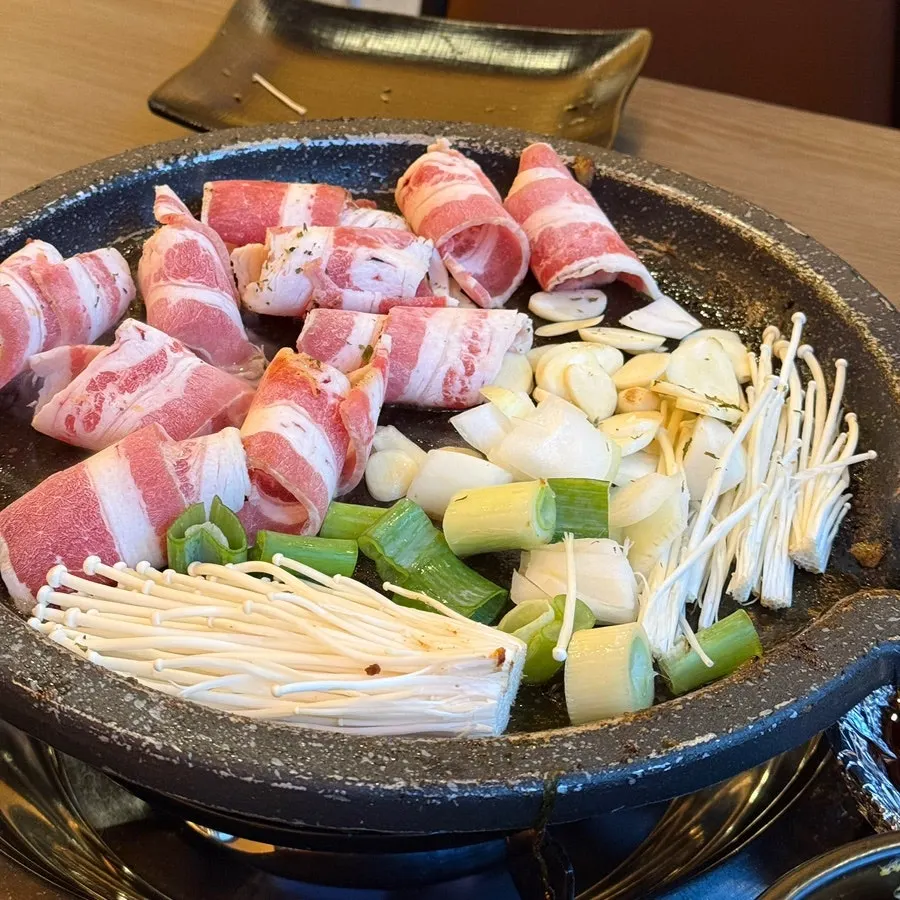 配菜鸡蛋羹与餐桌摆设
