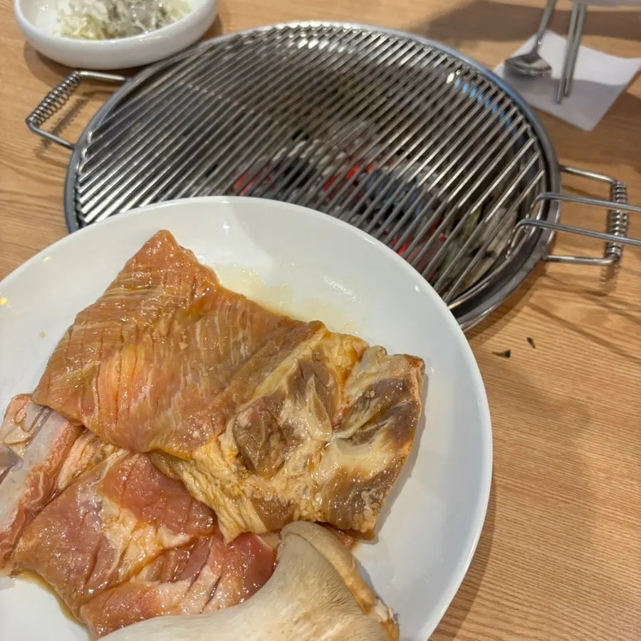 불판과 함께 나온 양념 돼지갈비