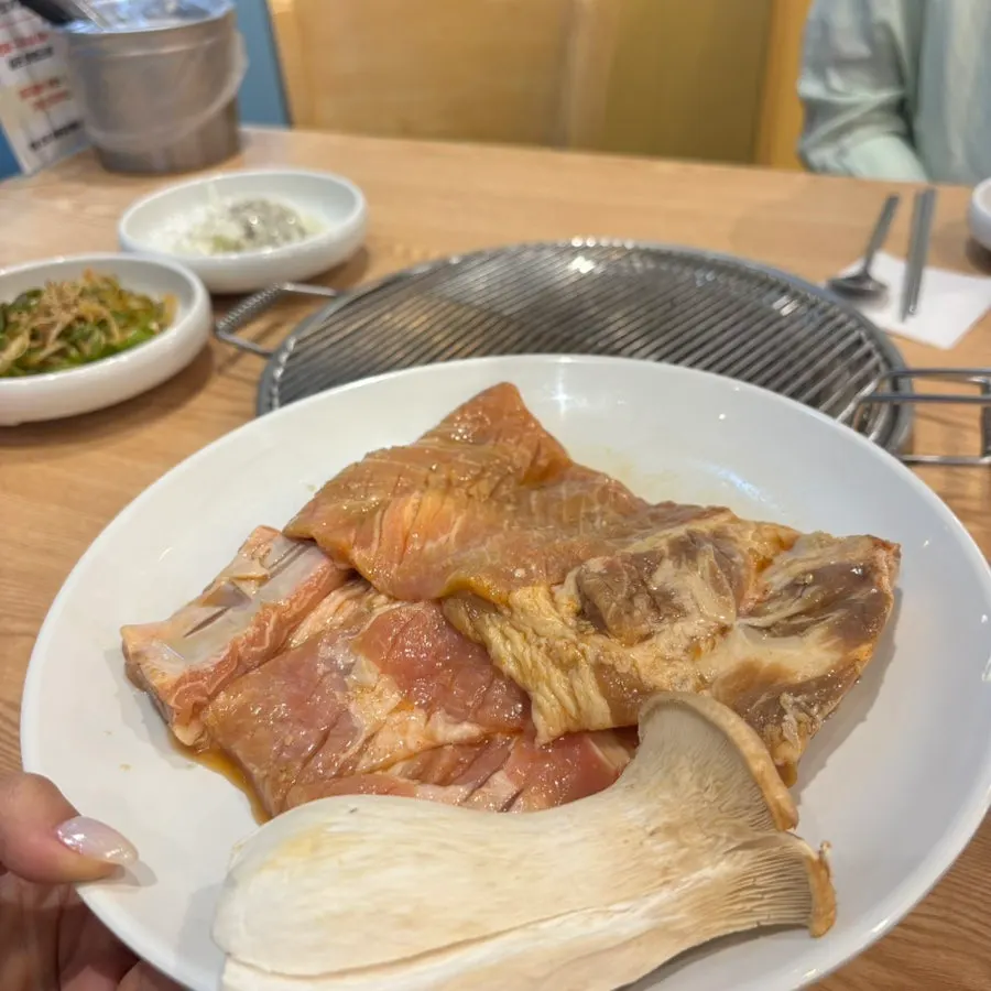 불판 위에서 굽는 양념 돼지갈비