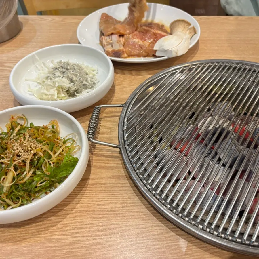 적당히 양념이 밴 돼지갈비 굽는 모습