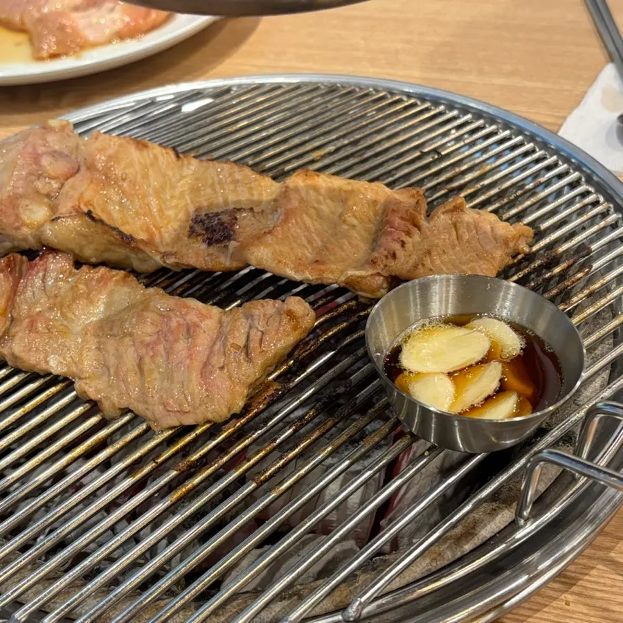 먹음직스럽게 익은 숯불 양념갈비