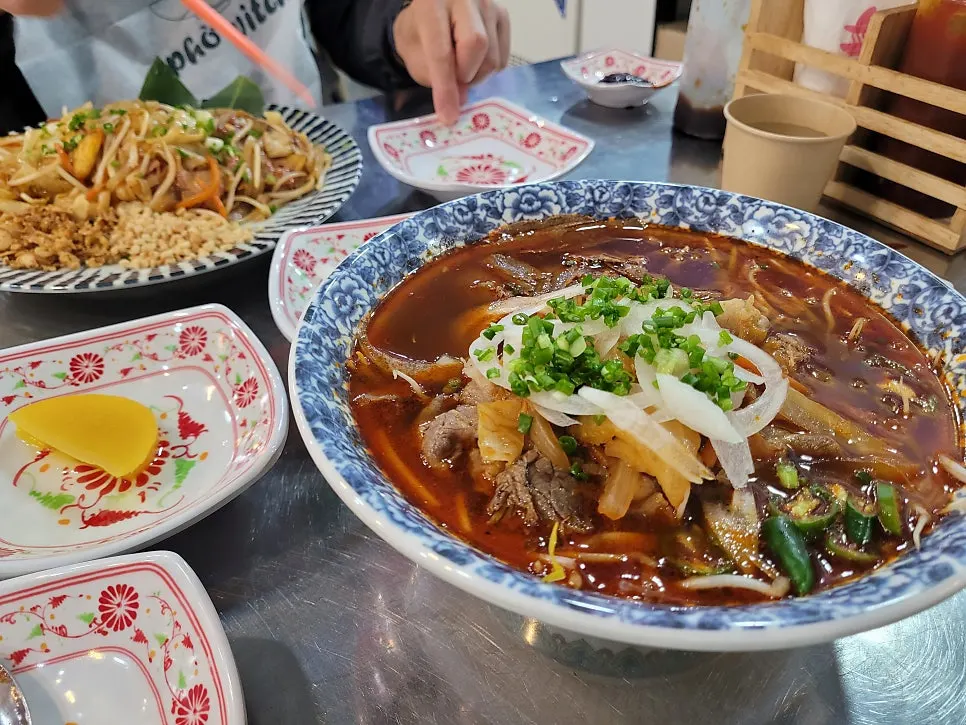 면을 덜어 담은 쌀국수
