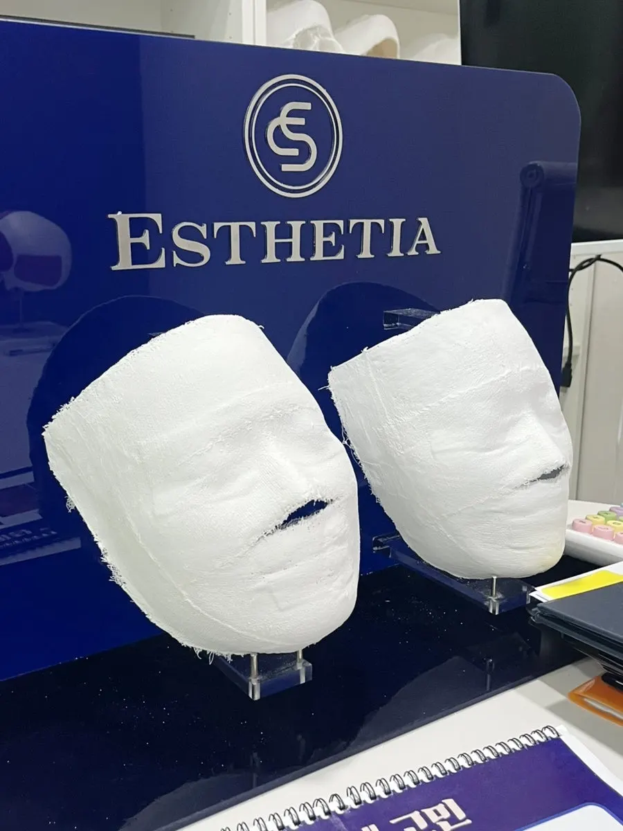 Plaster face molds displayed inside the clinic
