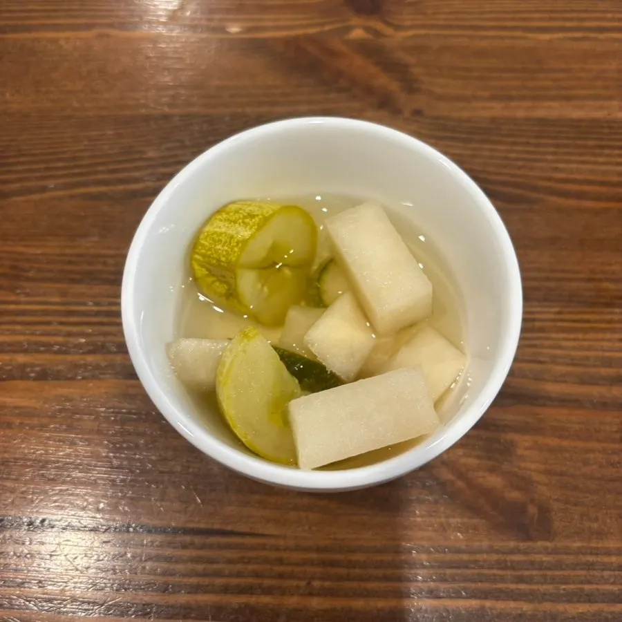 치킨 패티와 채소가 들어간 샌드위치 단면