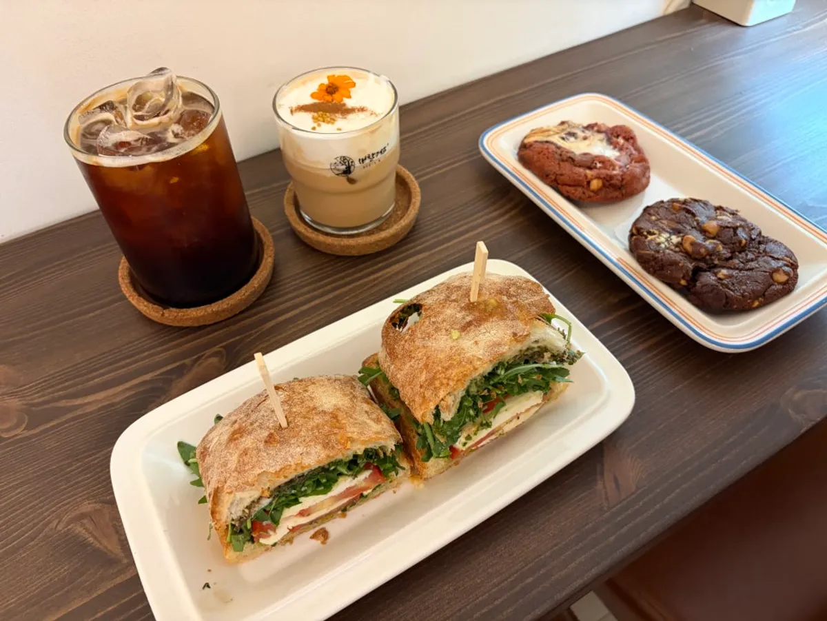 Main shot of Saechamcoffee on Daengni-dan-gil in Anyang