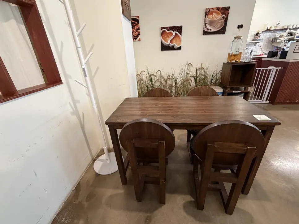 Autumn-themed interior decor at Saechamcoffee