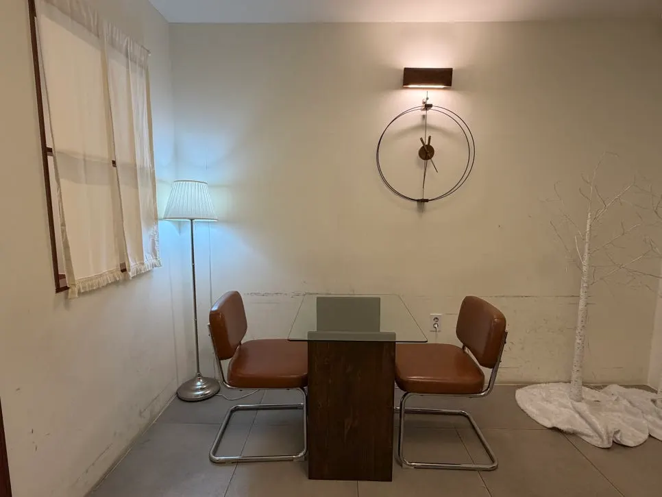 Separated room seating with outlets at Saechamcoffee