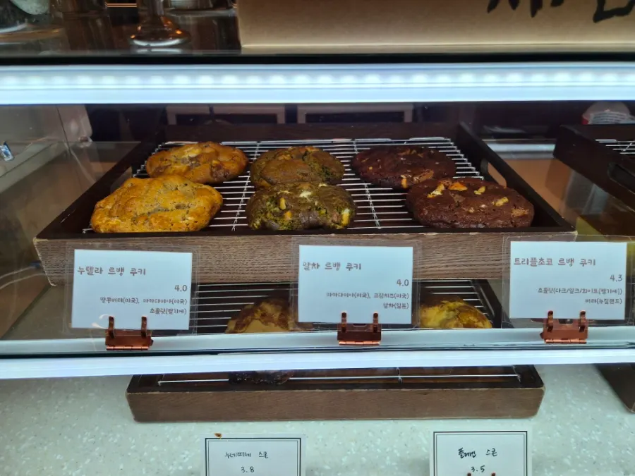 Table with brunch order at Saechamcoffee