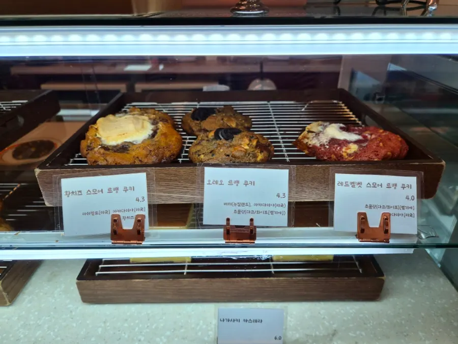 Dessert display at Saechamcoffee