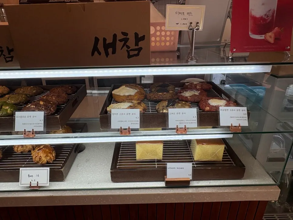 넓은 새참커피 매장 공간