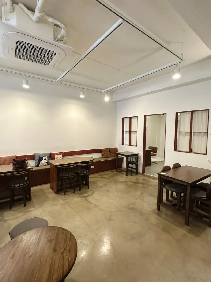 Spacious overview of Saechamcoffee's main hall seating