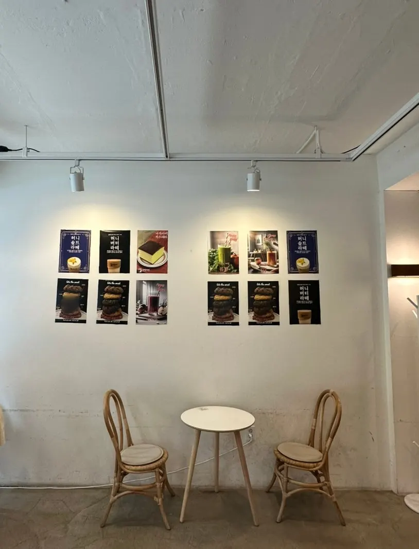 Bar seating at Saechamcoffee