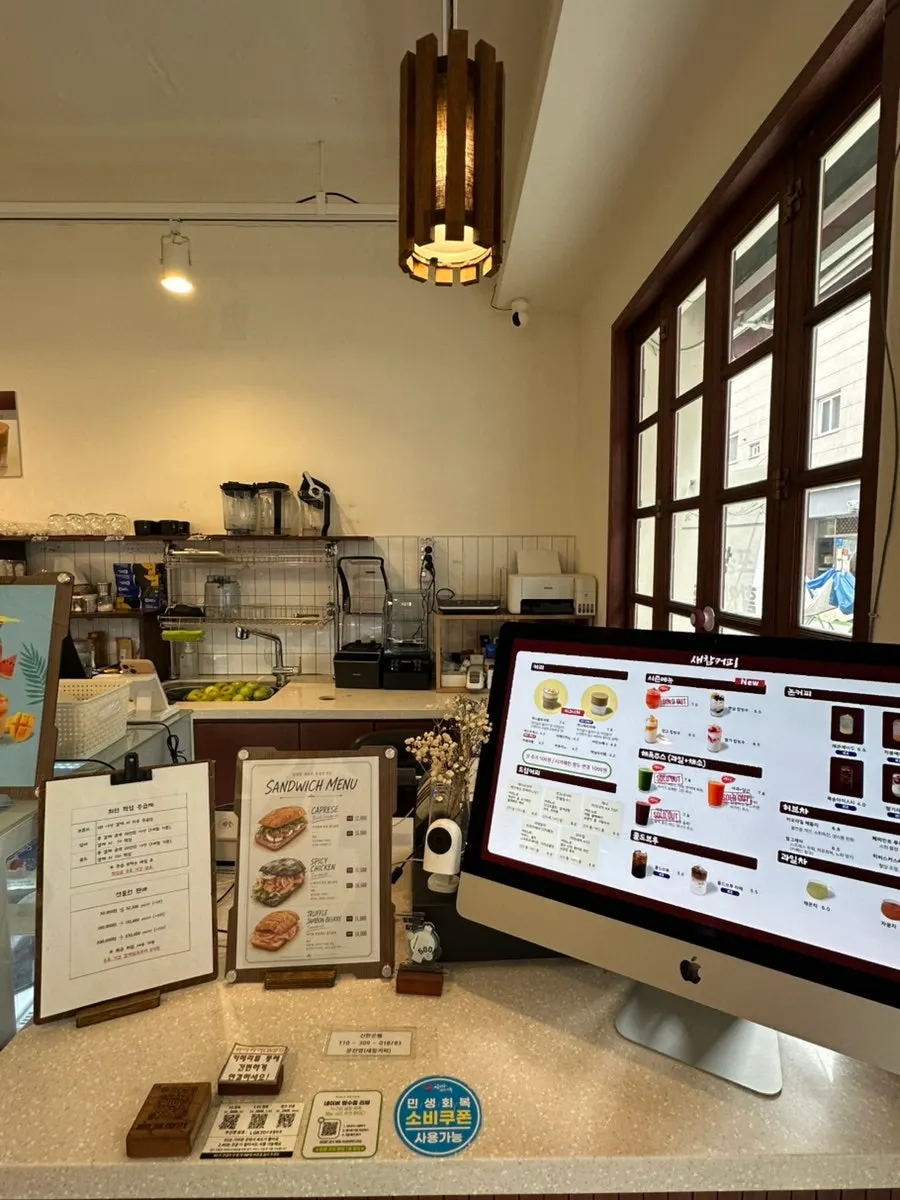 Café seat with a bag hook attached to the table