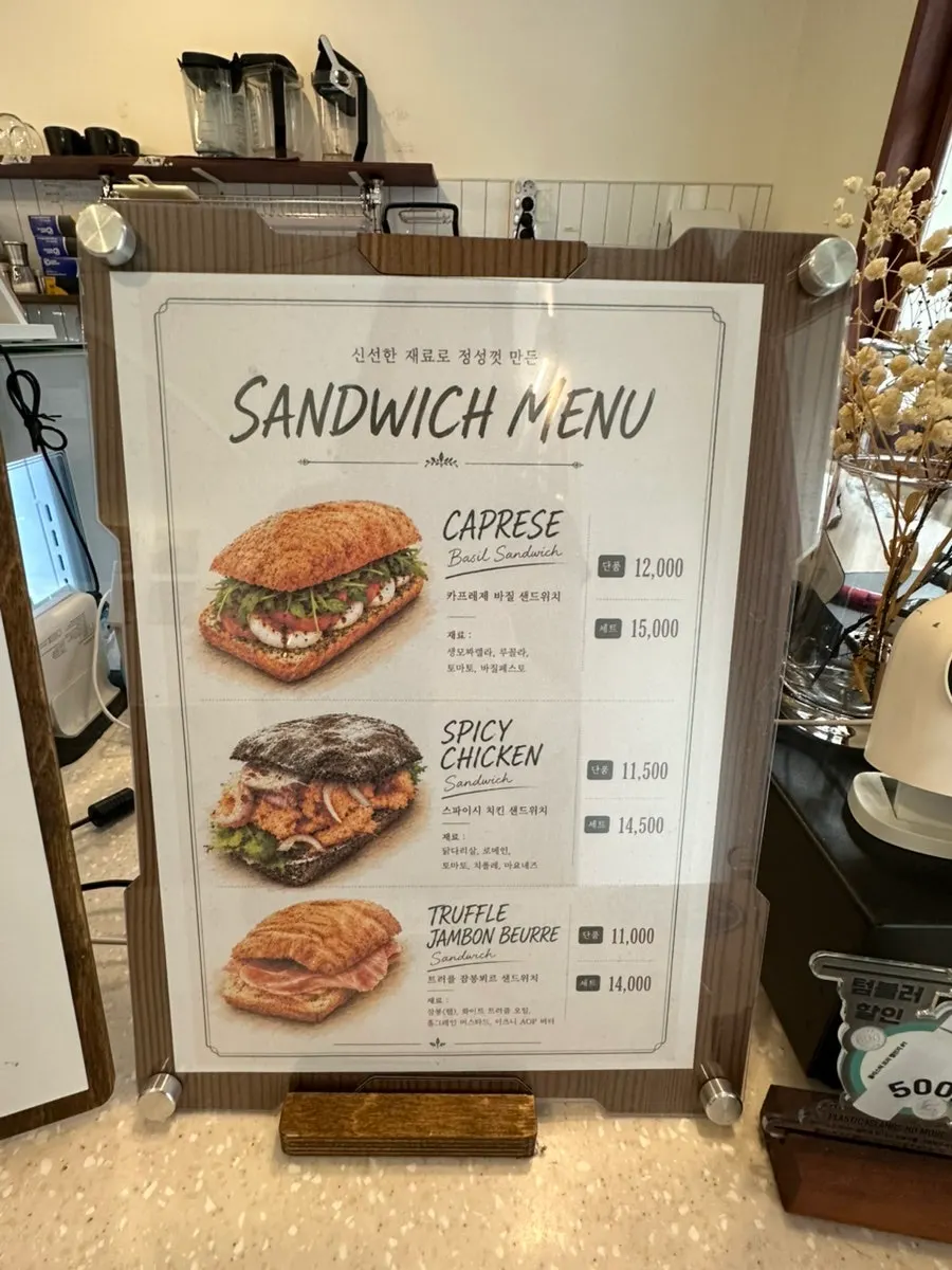 Menu board for Saechamcoffee's sandwich sets