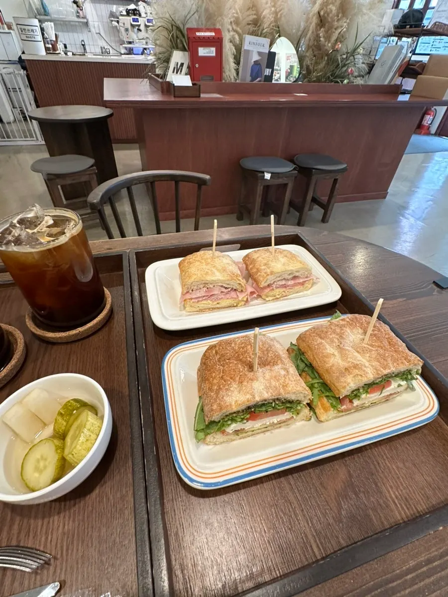 Saechamcoffee sandwich and americano set